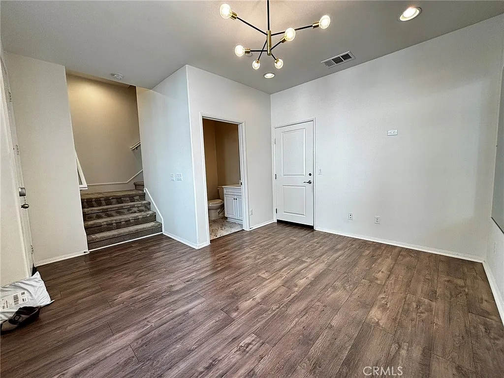 3 bed, 4.0 bath, 1499 sqft, $3,200 — Photo 2