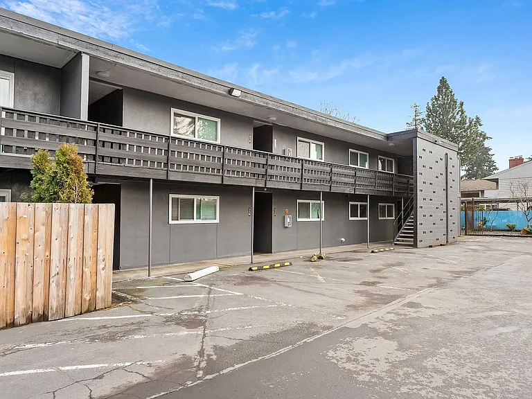 The Highlander Apartments — Photo 14