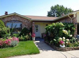 39030 Pinebrook Dr, Sterling Heights, MI 48310