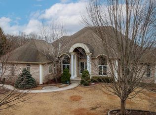 W213N5230 Golfview Dr, Menomonee Falls, WI 53051