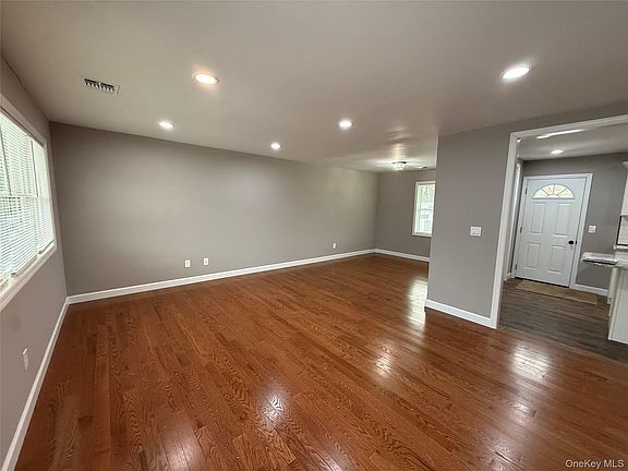 4th image of 1068 Connetquot Avenue