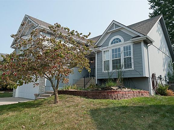 2nd image of 2601 NE Horseshoe Dr