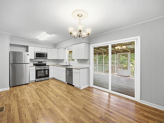 3rd image of 1032 Hillcrest Rd
