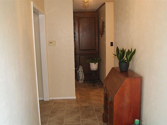 4th image of 706 W Rebecca Ave