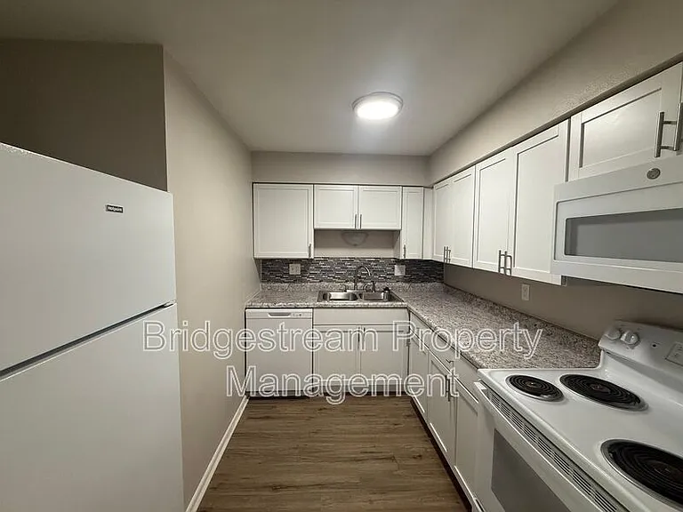 85 N Gebhart Church Rd #G — Photo 4