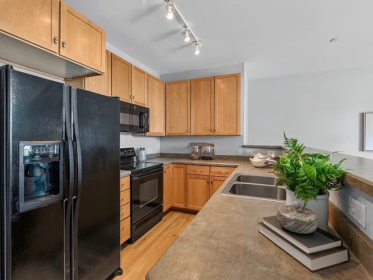 1920 N Farwell Ave #403 — Photo 14