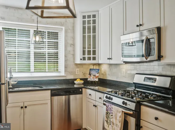 4091 S Four Mile Run Dr Unit 102, Arlington, VA 22204