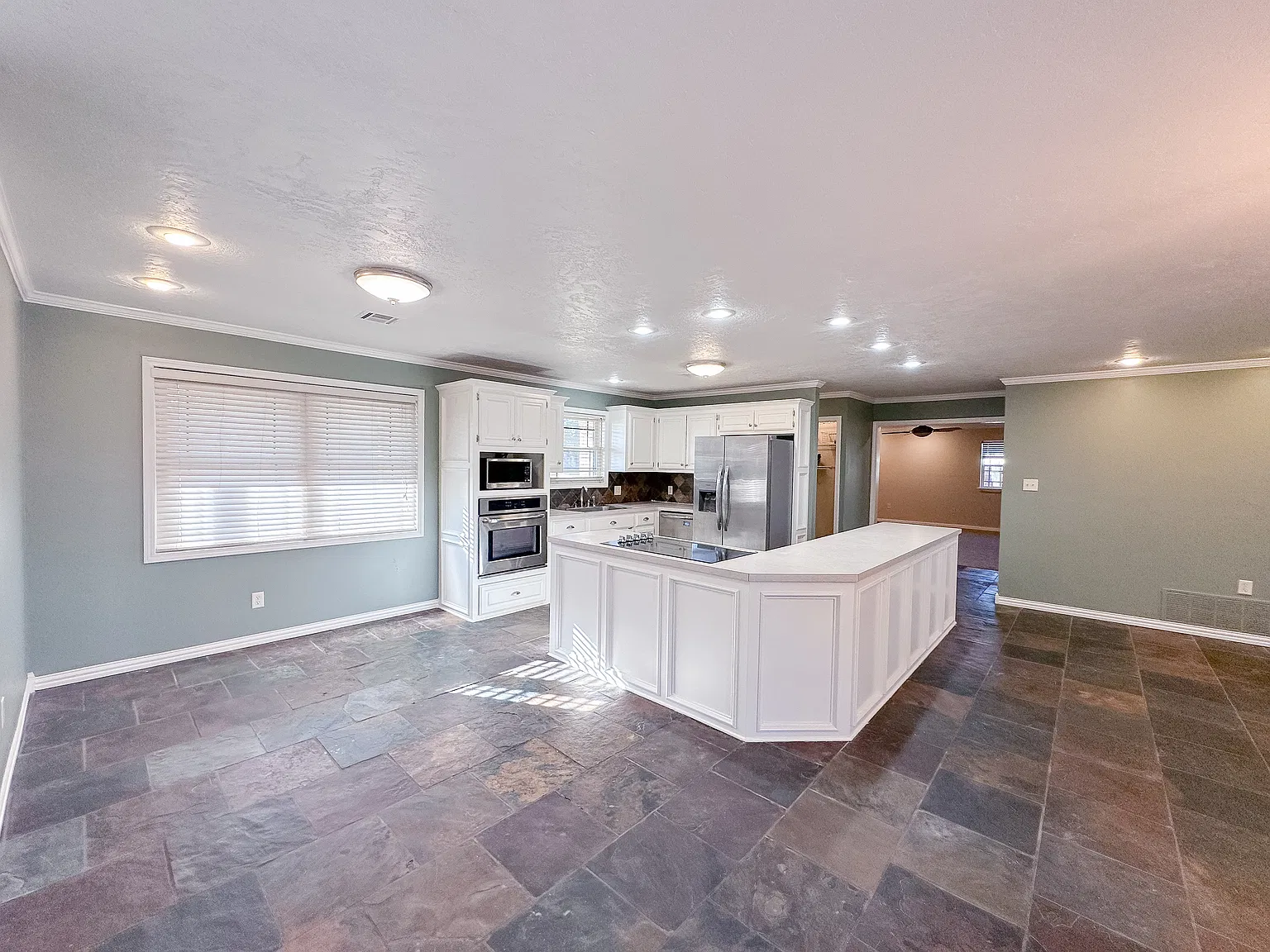 3 bed, 2.5 bath, 2200 sqft, $1,695 — Photo 3