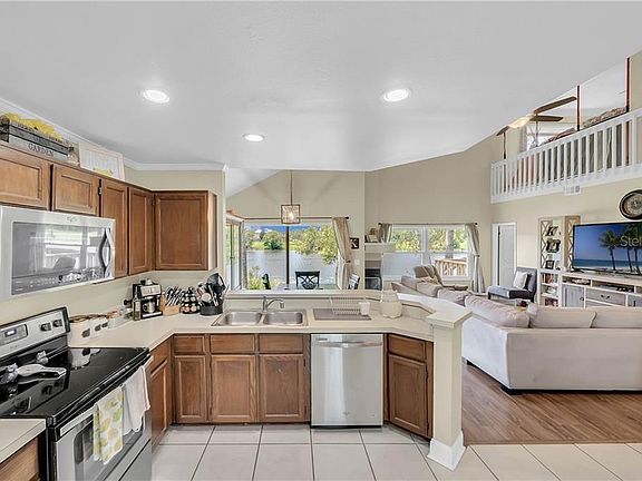 4th image of 270 Lakebreeze Cir