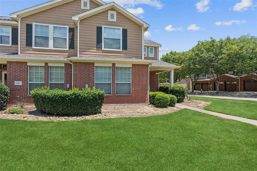 3 bed, 2.5 bath, 1644 sqft, $2,100 — Photo 1