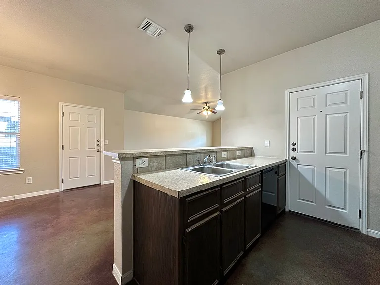 928 Maplewood St — Photo 10
