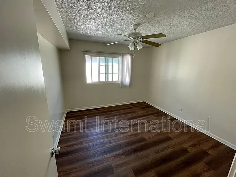 1535 W 102nd St #6 — Photo 9