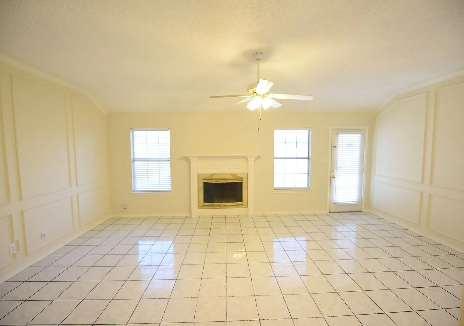 3 bedroom that backs up to a green belt! — Photo 3