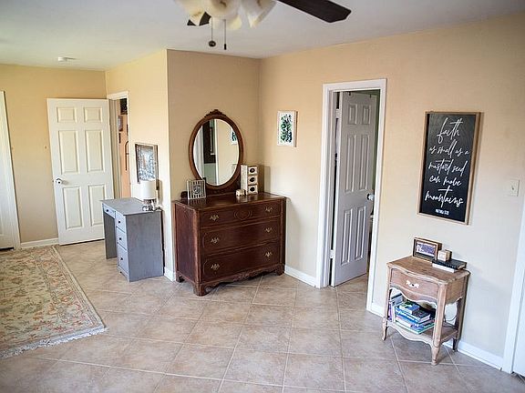 3rd image of 525 Blanton Pl
