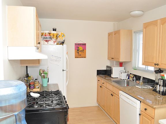 Bright Kitchen with dishwasher and granite counters, Mountain Views!