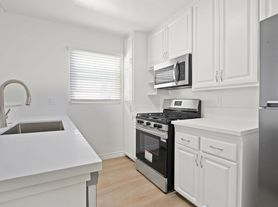 937 6th St in Santa Monica - North of Wilshire and 6 blocks to the beach!, 5
