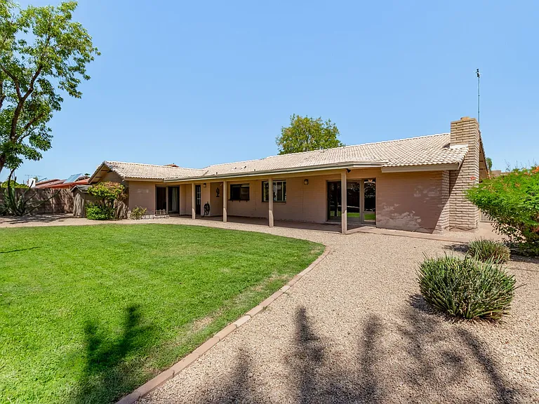 2637 E Sierra St — Photo 32