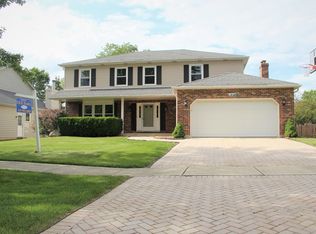 965 Hidden Lake Rd, Naperville, IL 60565