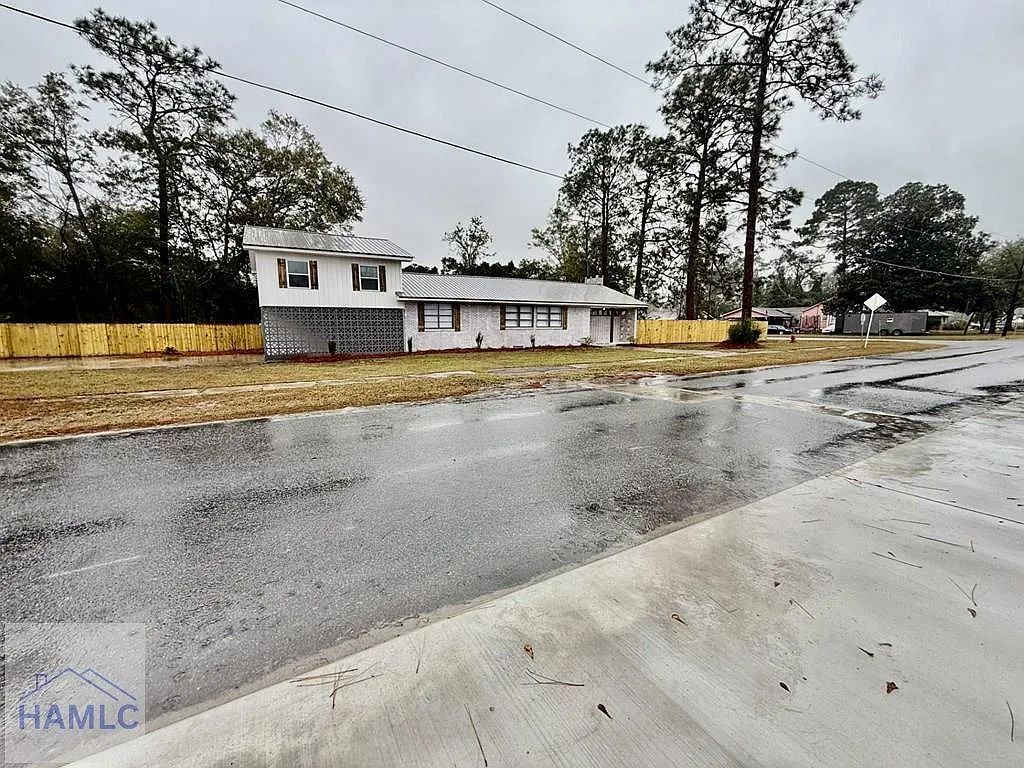 Building Photo - 204 N Palm St