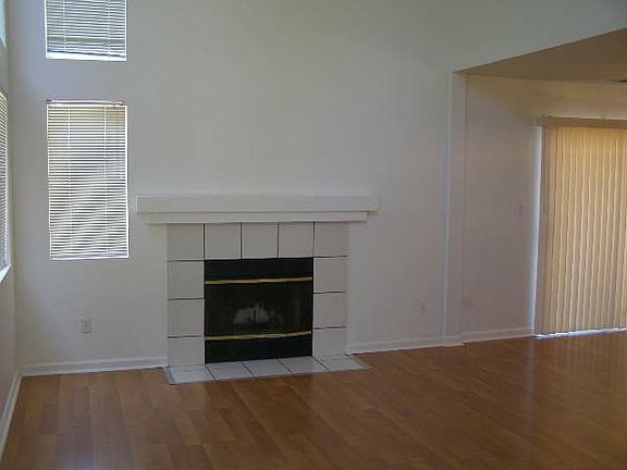3rd image of 955 Country Run Dr