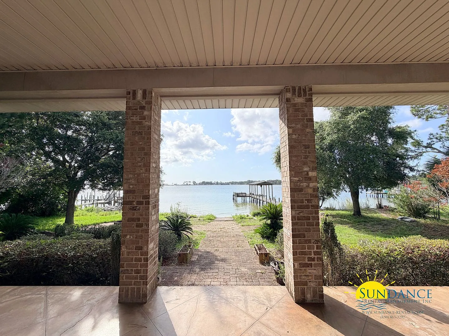 Beautiful Waterfront Property in Prime Location! — Photo 2