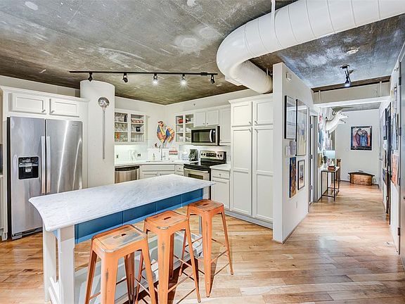 4th image of 1005 S Shepherd Dr APT 301