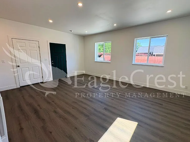420 Ankeny St — Photo 14