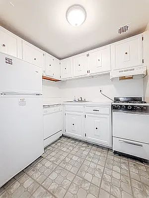 4th image of 146 E 39th St APT 3A