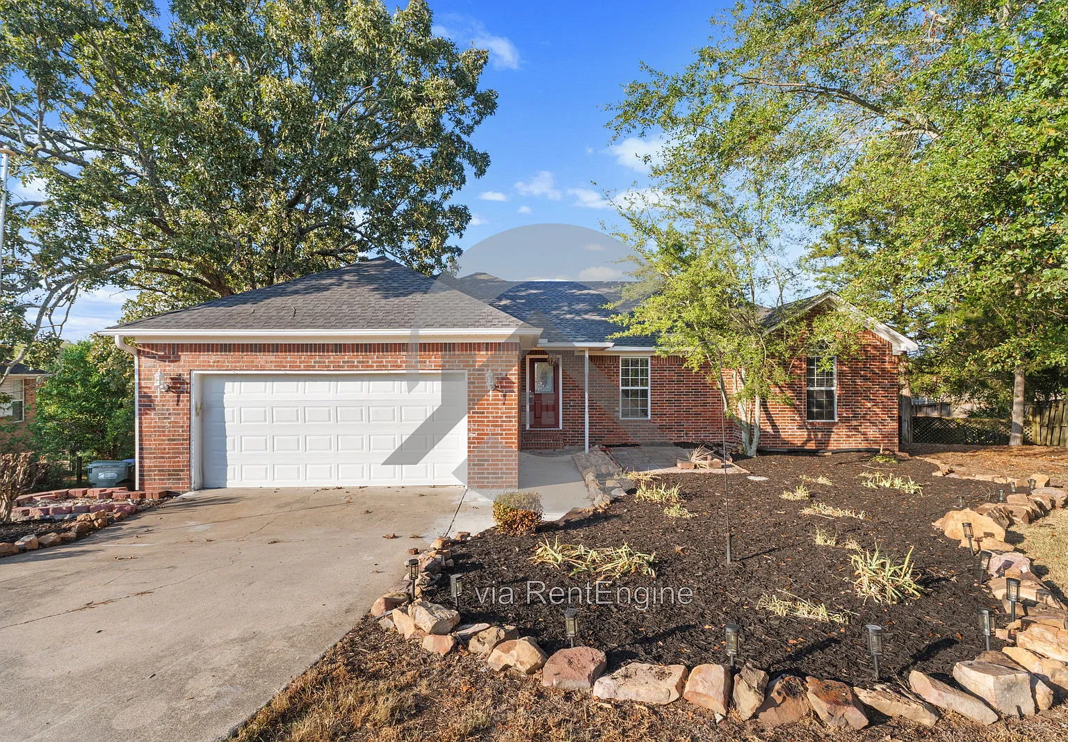 3 bed, 2.0 bath, 2570 sqft, $2,100 — Photo 1
