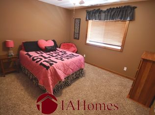 701 Jefferson Dr, Center Point, IA 52213