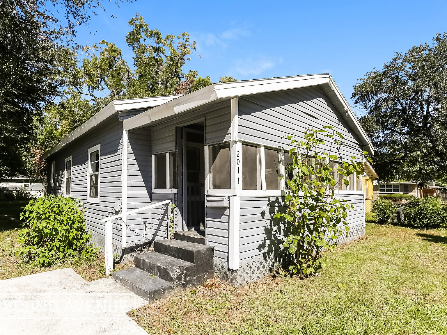 3 bed, 1.0 bath, 1152 sqft, $995 — Photo 1