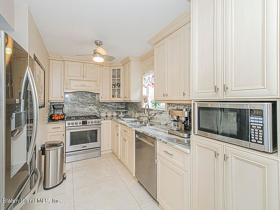 3rd image of 5 Sunset Ln