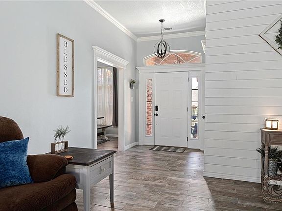 4th image of 2319 Parkway Ln
