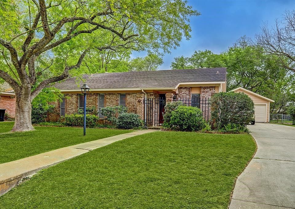 Welcome to 13007 Dakar! Adam Elementary is located just down the street as well as a local park with walking trail.