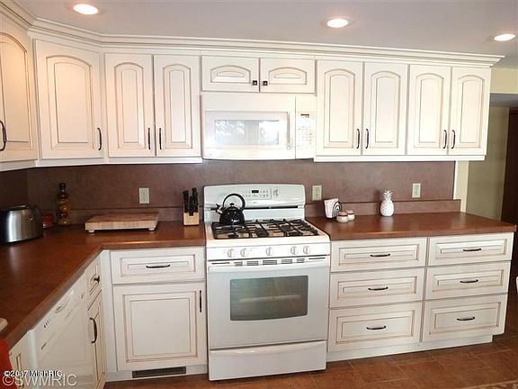 4th image of 27149 Baker Dr