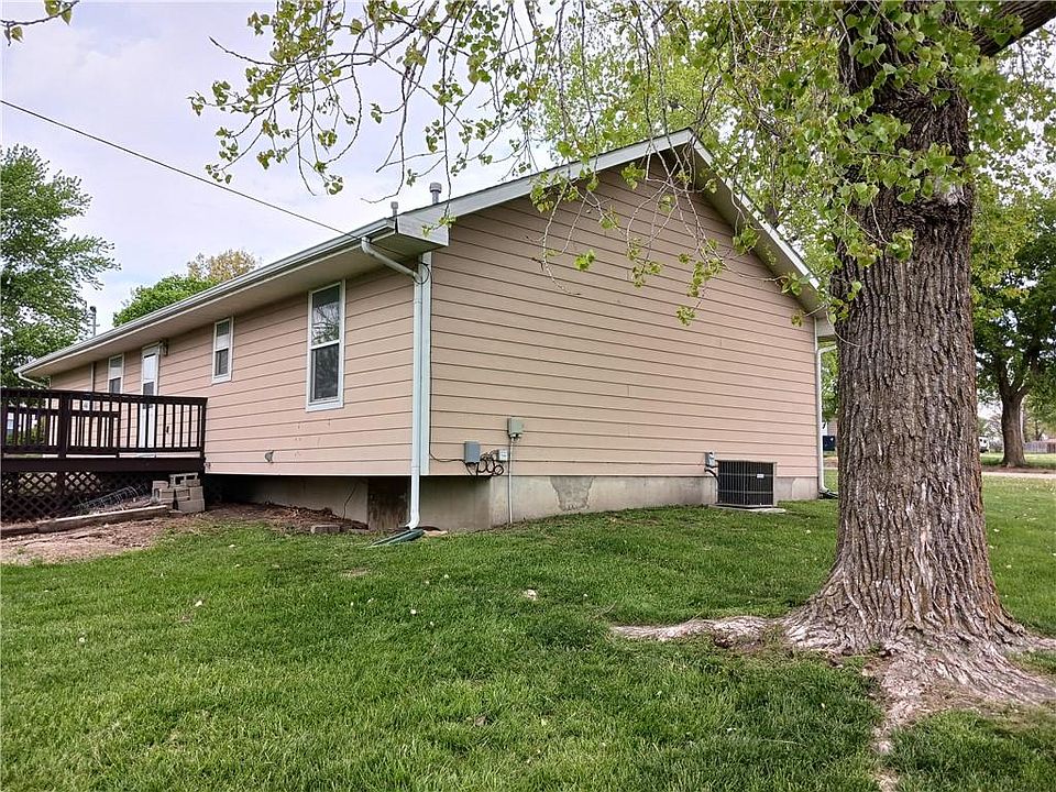 511 Pine St, Nortonville, KS 66060 Zillow