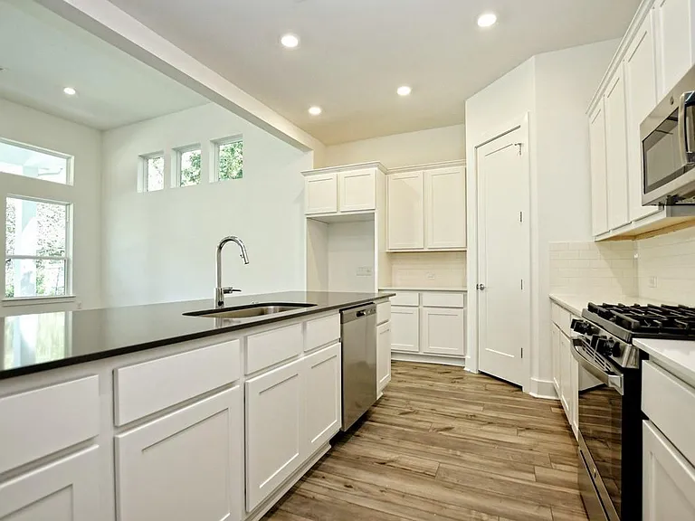 402 Zennia St — Photo 9