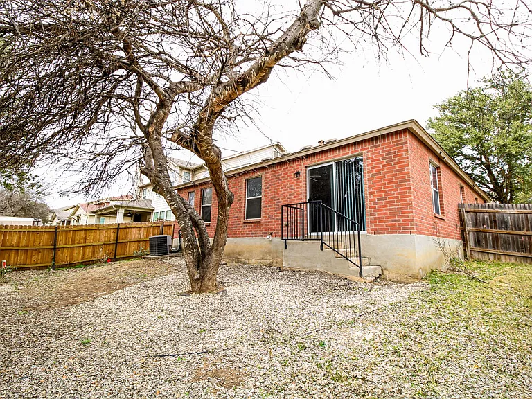 511 Mathis Mdw — Photo 23