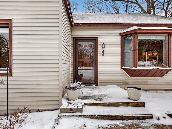 3rd image of 586 N Peterson Rd