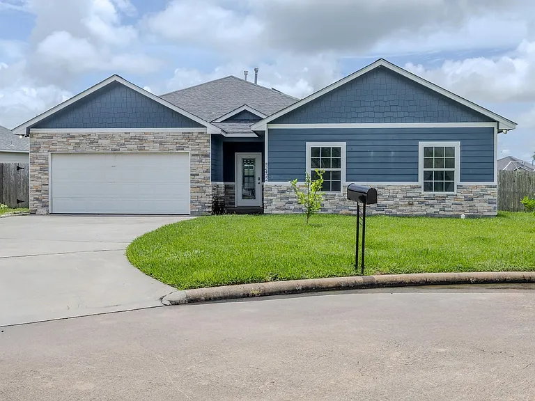 2422 Cardinal Dr — Photo 2