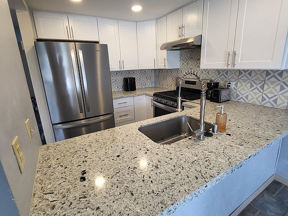 4th image of 53 Lakeview Cir