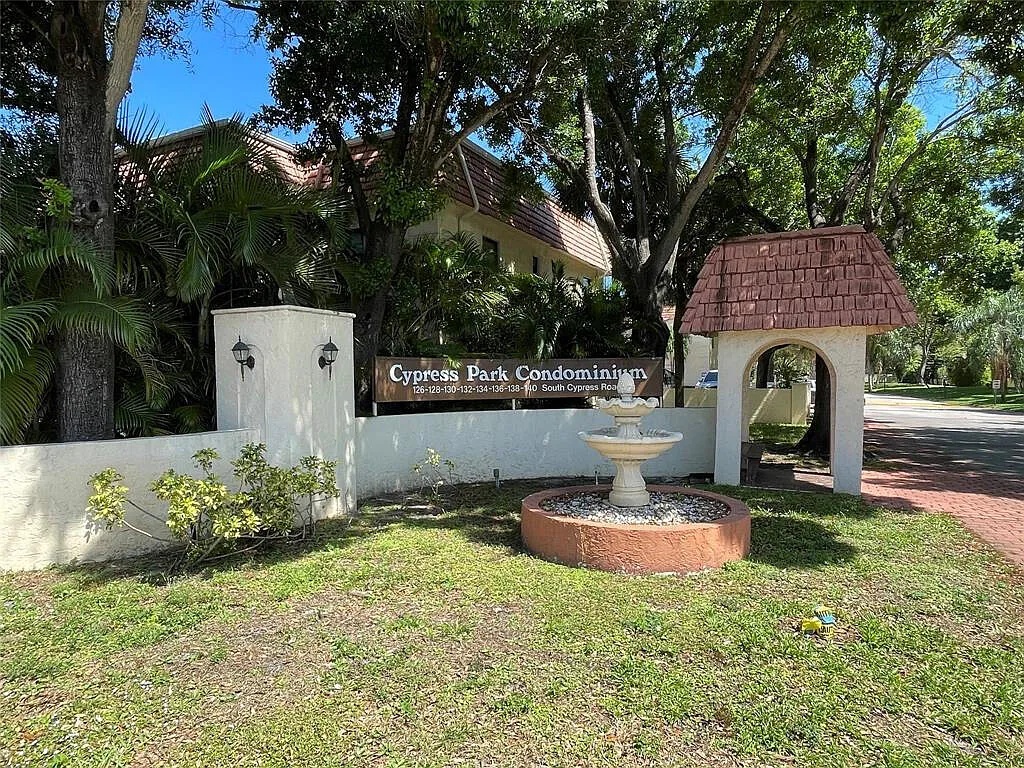 2 bed, 2.0 bath, 936 sqft, $2,000 — Photo 2