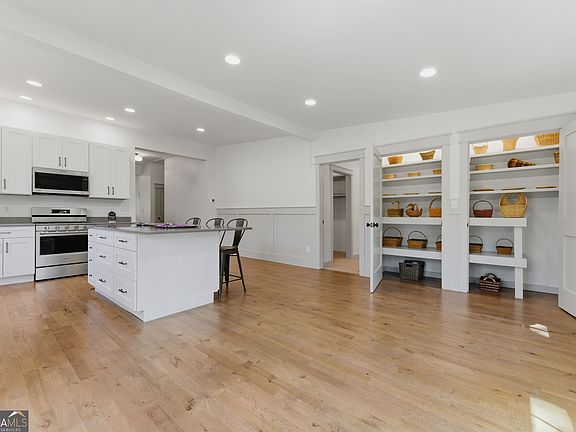 3rd image of 3993 Pool Rd