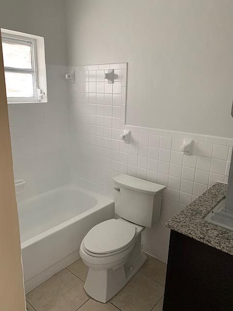 2nd image of 1320 N Dixie Hwy APT 10