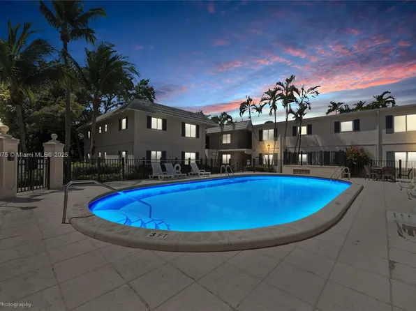 8617 SW 68th Ct APT 26, Pinecrest, FL 33156