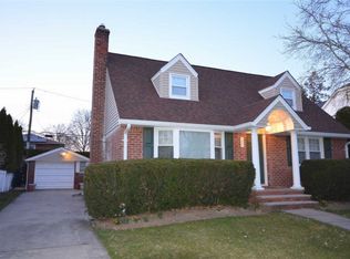 1027 Maple Ln, New Hyde Park, NY 11040