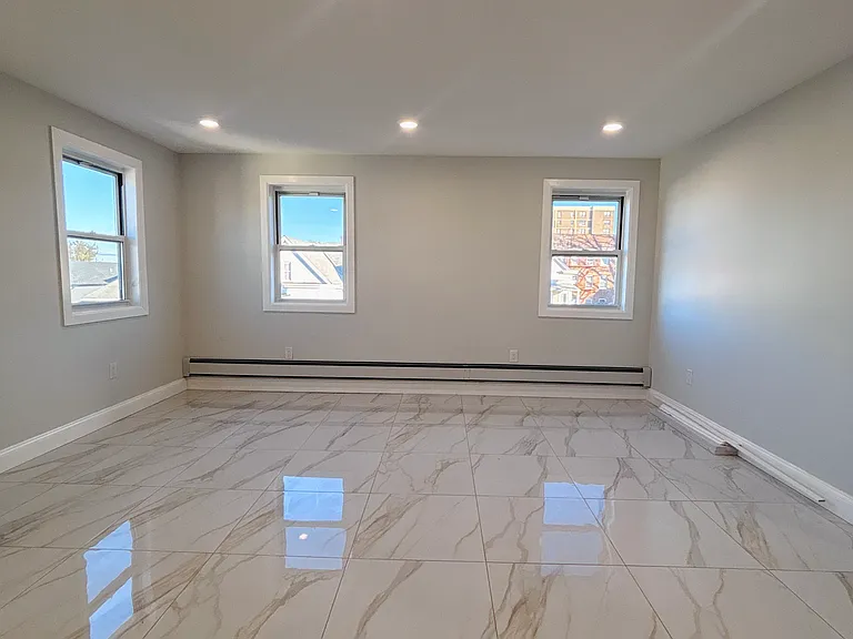 546-550 E 25th St #3 — Photo 9