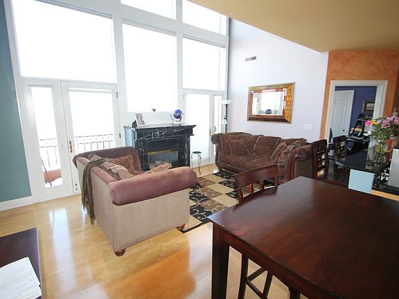 3rd image of 1515 N Van Buren St APT 505