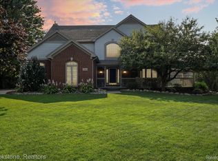 3944 Fieldview Rd E, Lake Orion, MI 48360