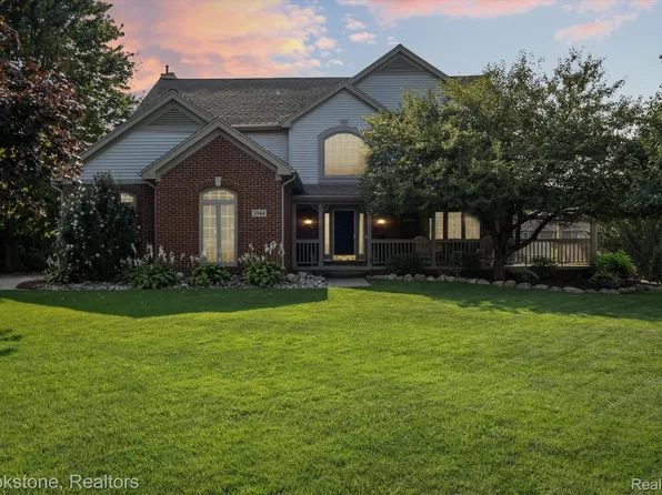 3944 Fieldview Rd E, Lake Orion, MI 48360